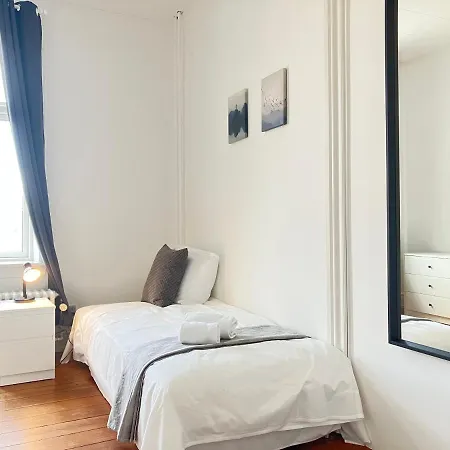 Six-bedroom Located In The Charming Of 公寓 *