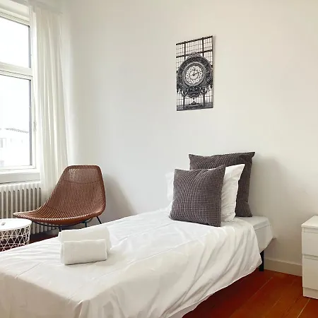 Six-bedroom Located In The Charming Of 公寓