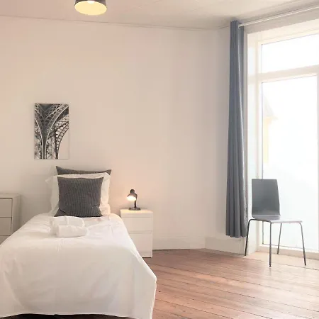 公寓 Six-bedroom Located In The Charming Of *