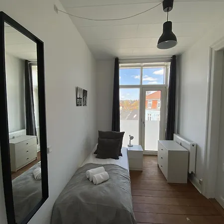 Six-bedroom Located In The Charming Of 公寓 *