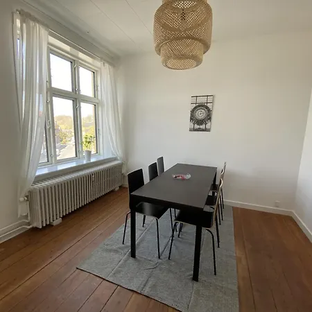 公寓 Six-bedroom Located In The Charming Of *